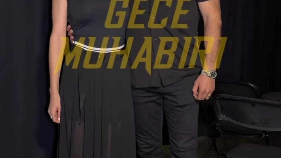 Toygan Avanoğlu’nun tek kişilik gösterisi Hatıram Yeter’in ilk gösterisinde Avanoğlu’nu yalnız bırakmayan Yıldız Çağrı Atiksoy ve Berk Oktay çifti, Toygan Avanoğlu’nun eşi Şiva Beh