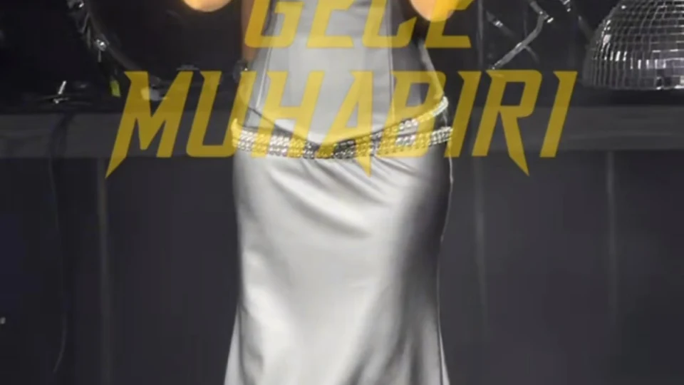 Bu akşam sağanak yağmura rağmen Harbiye Açıkhava Sahnesi’nde hayranlarıyla muhteşem bir buluşmaya imza atan Zara, “Rabb’im bir taraftan aldığı diğer taraftan verdi