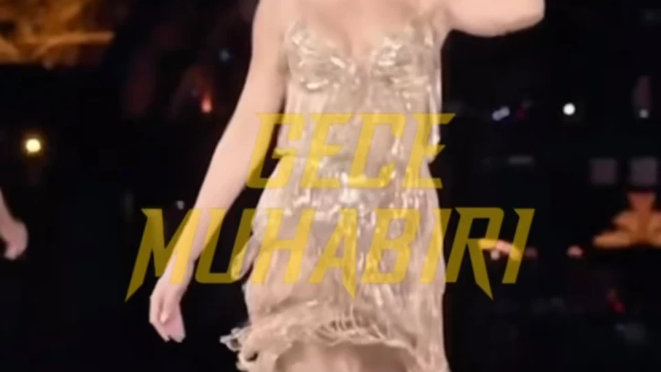 Serenay Sarıkaya Paris Moda haftasında podyumda horon tepti