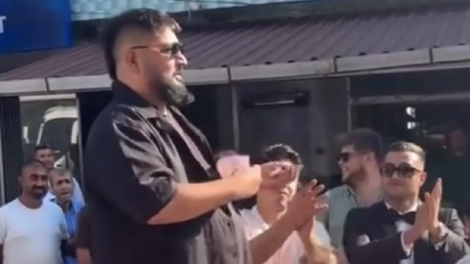 Ünlü rap sanatçısı Eypio, Kırklareli’nin Vize ilçesine bağlı Evrenli köyünde düzenlenen düğün alayına kat