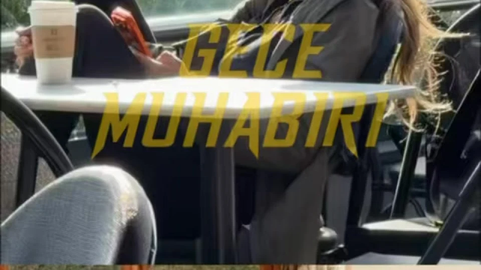 Ekranların sevilen dizisi Kızılcık Şerbeti’nin başarılı oyuncusu Evrim Alasya, yoğun set takvimine rağmen repo gününde bir kafede senaryo çalışırken hayranlarının kamerasına takıld